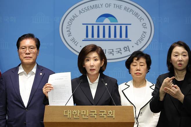 19일 국회 법제사법위원회 소속 나경원 등 국민의힘 의원들이 국회 소통관에서 조희대 대법원장과 한덕수 전 국무총리의 비밀 회동 의혹을 제기한 서영교·부승찬 더불어민주당 의원에 대한 기자회견을 하고 있다. ⓒ 연합뉴스