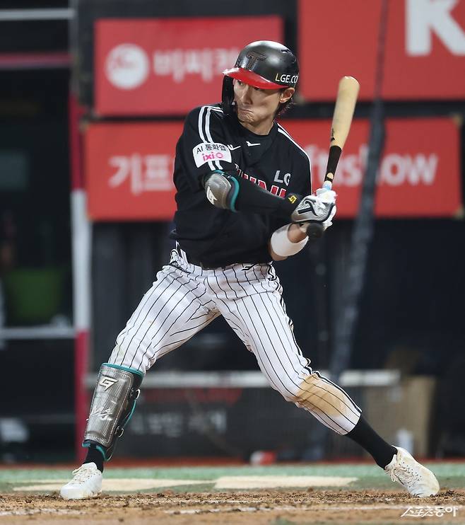 LG 신민재가 16일 수원KT위즈파크에서 열린 KT와 원정경기 도중 안타를 치고 있다. 사진제공｜LG 트윈스