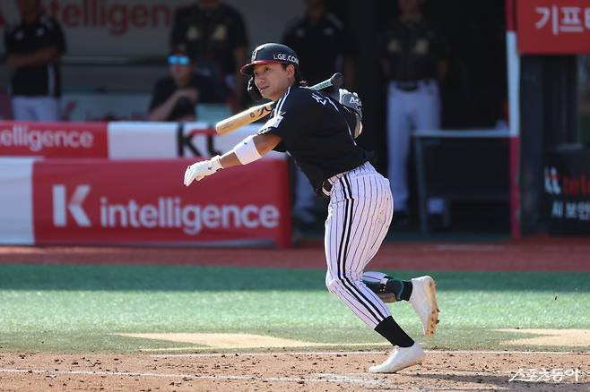 LG 신민재가 18일 수원KT위즈파크에서 열린 KT와 더블헤더 1경기 도중 안타를 치고 있다. 사진제공｜LG 트윈스