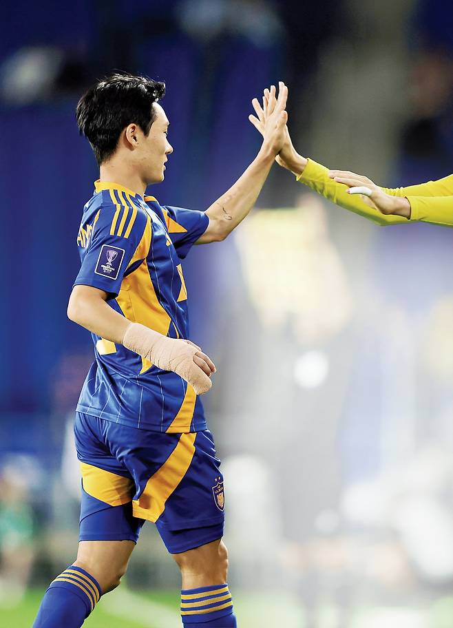 울산 엄원상이 17일 울산문수축구경기장에서 열린 2025-2026 AFC 챔피언스리그 엘리트 리그스테이지 1차전 청두룽청과 경기에서 골을 넣고 세리머니하고 있다.  프로축구연맹 제공