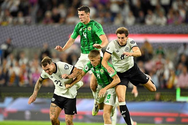 독일과 북아일랜드 선수들이 지난 8일 독일 쾰른에서 열린 북중미 월드컵 유럽예선 A조에서 몸싸움을 벌이고 있다. 쾰른 | AFP연합뉴스