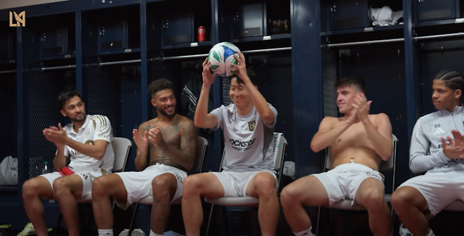 LAFC 소속 첫 해트트릭 기록 후 동료들의 축하를 받는 손흥민. LAFC 공식 채널 캡처