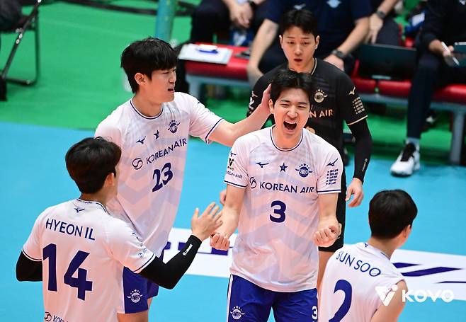 대한항공 선수들이 19일 여수 진남체육관에서 열린 컵대회 4강전에서 삼성화재를 상대로 득점 후 기뻐하고 있다. KOVO 제공