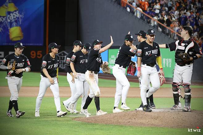▲ 승리 후 기뻐하는 KT 위즈 선수들 ⓒKT 위즈