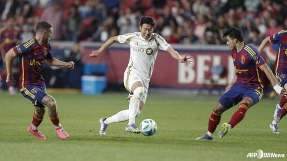 18일 오전 10시 30분(한국시간) 미국 유타주 아메리칸 퍼스트 필드에서 열린 레알 솔트레이크와 2025시즌 메이저리그 사커(MLS) 정규리그에서 선발 출전한 손흥민(가운데)이 드리블 돌파를 시도하고 있다. /AFPBBNews=뉴스1