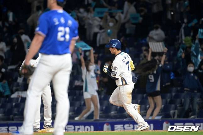NC 김주원(오른쪽)이 지난 2021년 삼성 오승환에게 홈런을 기록한 후 그라운드를 돌고 있다.