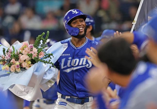 18일 NC 다이노스전에서 홈런을 치고 더그아웃으로 들어온 디아즈. /사진=삼성 라이온즈