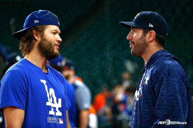 2017년 월드시리즈를 앞두고 대화를 나누고 있는 커쇼(왼쪽)과 휴스턴 시절의 벌렌더. /AFPBBNews=뉴스1