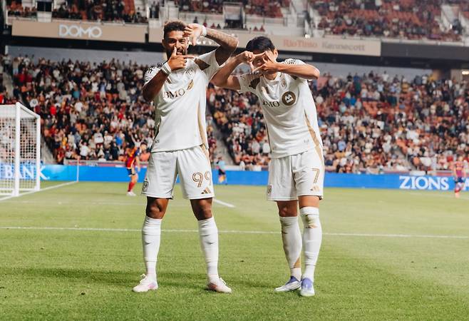 로스앤젤레스(LA)FC 손흥민(오른쪽)이 지난 18일 미국 유타주 샌디 아메리카 퍼스트 필드에서 열린 레알 솔트레이크와의 2025 미국 프로축구 메이저리그사커(MLS) 34라운드 원정에서 골을 터뜨린 뒤 찰칵 세리머니를 하고 있다. /사진=LAFC SNS 캡처