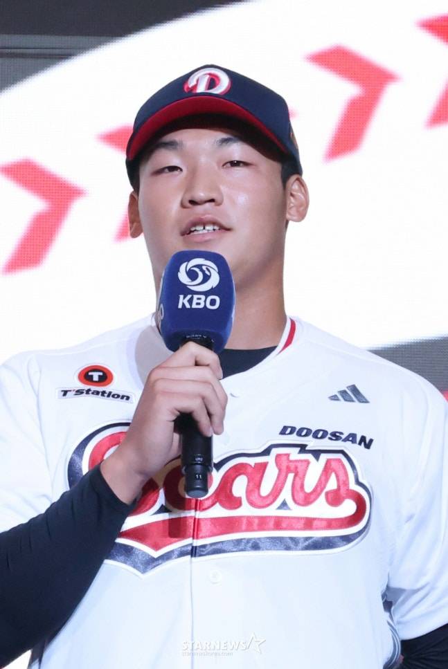 '2026 KBO 신인 드래프트'가 17일 서울 송파구 롯데호텔 월드 크리스탈볼룸에서 열렸다.  김주오(마산용마고)가 전체 7순위로 두산에 지명된 후 소감을 밝히고 있다. /사진=김진경 대기자