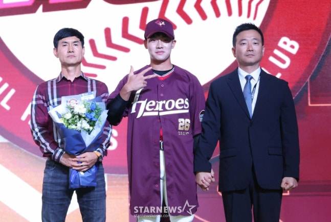 '2026 KBO 신인 드래프트'가 17일 서울 송파구 롯데호텔 월드 크리스탈볼룸에서 열렸다.  박한결(전주고)가 전체 10순위로 키움에 지명된 후 아버지, 허승필 단장과 기념촬영을 하고 있다. /사진=김진경 대기자