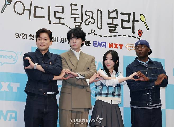 김대호, 안재현, 쯔양, 조나단이 19일 오전 서울 마포구 상암동 스탠포드호텔에서 진행된 ENA 예능 '어디로 튈지 몰라' 제작발표회에 참석해 포즈를 취하고 있다.  짜여진 리스트도 사전 기획된 코스도 없이 오로지 맛집 사장님들의 릴레이 추천에 따라 인생 맛집을 찾아다니는 '노(No) 섭외 즉흥 맛집 투어 예능' 어디로 튈지 몰라는 오는 21일 첫 방송된다. /2025.09.19 /사진=이동훈 photoguy@