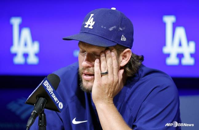 기자회견 도중 눈물을 훔치는 커쇼. /AFPBBNews=뉴스1