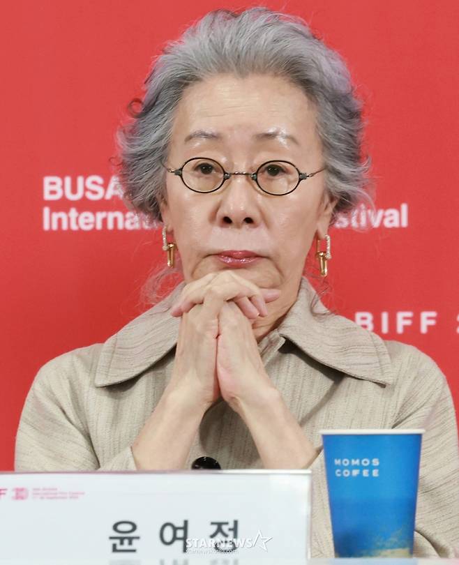 (부산=뉴스1) 권현진 기자 = 배우 윤여정이 19일 오후 부산광역시 해운대구 영화의전당에서 열린 '제30회 부산국제영화제(BIFF)' '결혼 피로연' 기자간담회에 참석해 취재진 질문을 듣고 있다. 2025.9.19/뉴스1  Copyright (C) 뉴스1. All rights reserved. 무단 전재 및 재배포,  AI학습 이용 금지. /사진=(부산=뉴스1) 권현진 기자