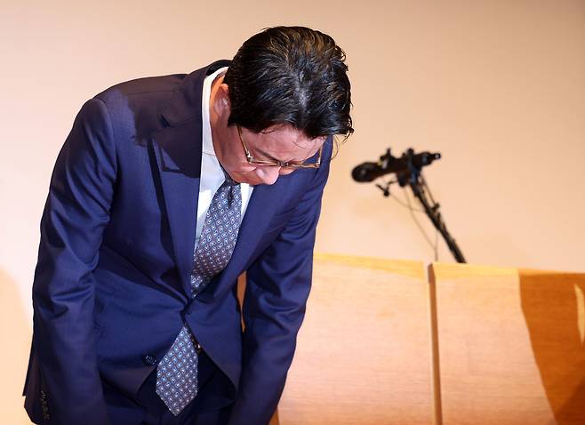 사이버 침해 사고가 터진 롯데카드의 조좌진 사장이 18일 서울 중구 부영태평빌딩에서 대고객 사과를 하고 있다. [사진 | 뉴시스]