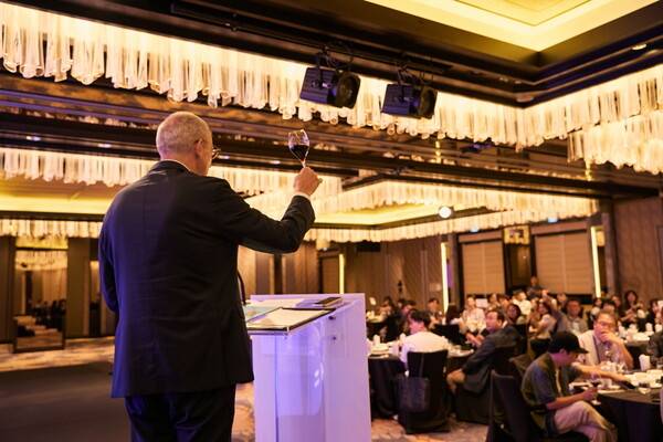 건배사를 하는 플로리안 셍스트쉬미드 아제르바이잔 관광청장