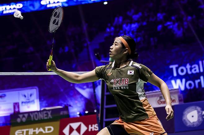 안세영은 19일 중국 선전의 선전 아레나에서 열린 2025 세계배드민턴연맹(BWF) 월드투어 슈퍼 750 중국 마스터스 여자단식 8강에서 세계랭킹 14위 인도의 푸살라 신도를 게임 스코어 2-0(21-14 21-13)으로 꺾고 준결승에 안착했다. 연합뉴스