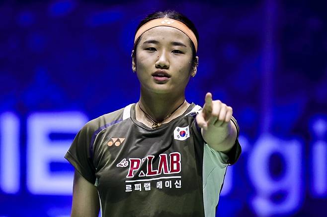 안세영은 19일 중국 선전의 선전 아레나에서 열린 2025 세계배드민턴연맹(BWF) 월드투어 슈퍼 750 중국 마스터스 여자단식 8강에서 세계랭킹 14위 인도의 푸살라 신도를 게임 스코어 2-0(21-14 21-13)으로 꺾고 준결승에 안착했다. 연합뉴스