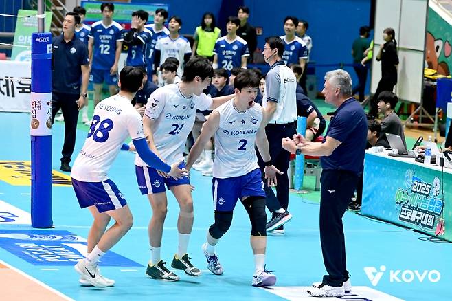 19일 오후 전라남도 여수 진남체육관에서 열린 '2025 여수·NH농협컵 프로배구대회' 남자부 준결승 대한항공과 삼성화재의 경기, 대한항공 한선수가 득점 후 기뻐하고 있다. KOVO