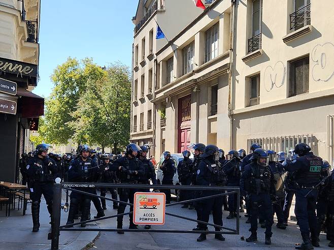 대기중인 경찰들 (파리=연합뉴스) 송진원 특파원 = 18일(현지시간) 프랑스 파리 바스티유 광장과 레퓌블리크 광장 사이의 골목에 경찰들이 대기하고 있다. san@yna.co.kr. 2025.09.18.