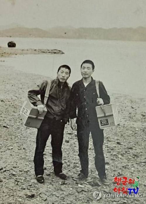 마산공고 3학년 시절 장기표(오른쪽) 바닷가에서 아이스크림을 파는 모습[연합뉴스 자료사진]