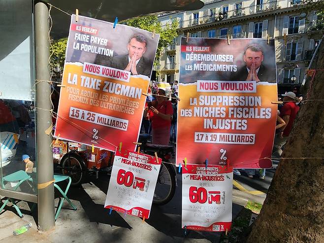 마크롱 대통령 예산 정책 비판 (파리=연합뉴스) 송진원 특파원 = 18일(현지시간) 프랑스 파리에서 열린 대규모 반정부 시위에 내걸린 에마뉘엘 마크롱 대통령 비판 전단. 2025.09.18 san@yna.co.kr (끝)