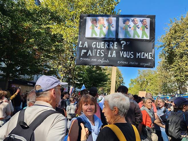 "전쟁? 직접 하세요" (파리=연합뉴스) 송진원 특파원 = 18일(현지시간) 프랑스 파리에서 열린 대규모 반정부 시위에서 시민들이 마크롱 대통령을 비판하는 손팻말을 들고 있다. 2025.09.18 san@yna.co.kr (끝)