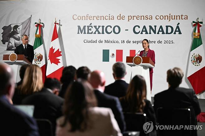 18일(현지시간) 공동 기자회견하는 멕시코 대통령(오른쪽)과 캐나다 총리 [멕시코시티 AFP=연합뉴스. 재판매 및 DB 금지]