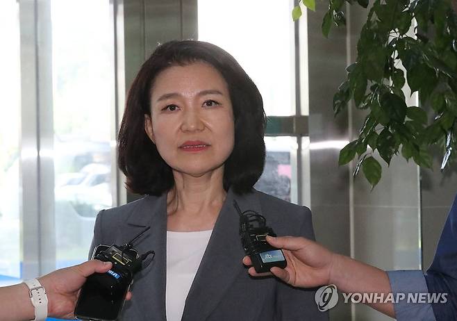 경찰 출석한 이진숙 방통위원장 대전MBC 사장 재임 시절 법인카드를 사적으로 유용했다는 의혹을 받는 이진숙 방송통신위원장이 지난 7월 5일 대전 유성경찰서에 출석해 기자들의 질문을 받고 있다. [연합뉴스 자료사진]