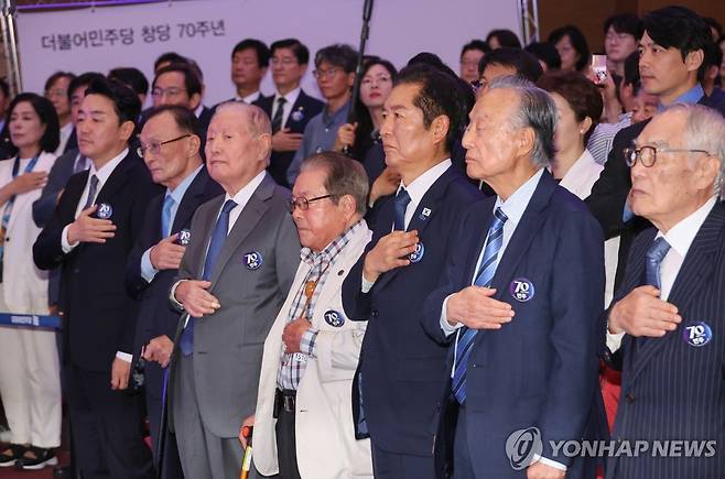 민주당 창당 70주년 기념식 (서울=연합뉴스) 김주성 기자 = 더불어민주당 정청래 대표와 권노갑 창당70주년기념사업추진공동위원장을 비롯한 상임고문단이 19일 서울 여의도 국회 의원회관에서 열린 창당 70주년 기념식 '국민과 함께, 당원과 함께 민주 70'에서 국기에 경례하고 있다. 2025.9.19 utzza@yna.co.kr