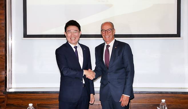 노관규 순천시장과 레온즈 에더 FISU 회장 [순천시 제공. 재판매 및 DB 금지]