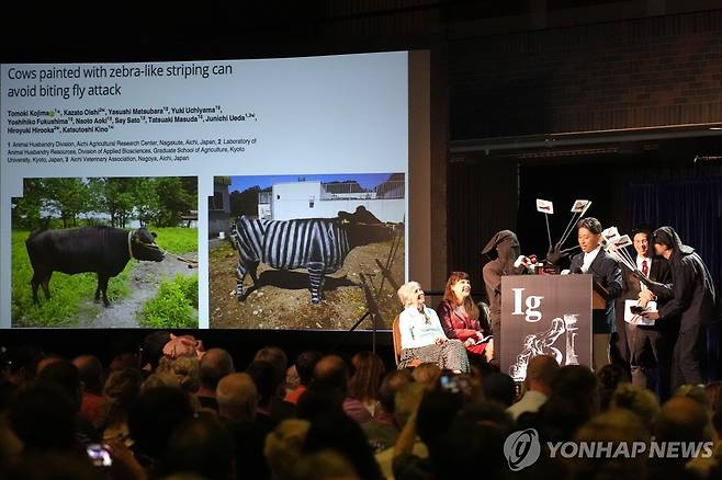 이그노벨상 수상한 일본 연구진 [AP=연합뉴스. 재판매 및 DB 금지]