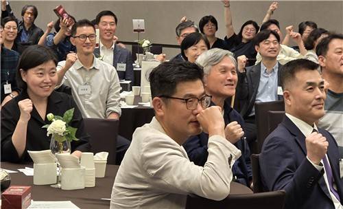 '내부고발자' 임은정·박정훈 한자리에 (서울=연합뉴스) 최원정 기자 = 19일 서울 성북구 고려대 교우회관에서 열린 '한국투명성기구 교류와 응원의 밤' 행사에서 임은정 서울동부지검장(맨 왼쪽)과 박정훈 해병대 수사단장(맨 오른쪽)이 포즈를 취하고 있다. 2025.9.19 away777@yna.co.kr