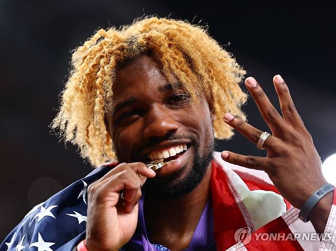 남자 200ｍ 4연패 자축하는 라일스 (도쿄 로이터=연합뉴스) 라일스가 19일 일본 도쿄 국립경기장에서 열린 2025 세계육상선수권 남자 200ｍ 결선에서 우승해 이 종목 4연패를 달성한 뒤, 손가락 4개를 펴며 자축하고 있다.