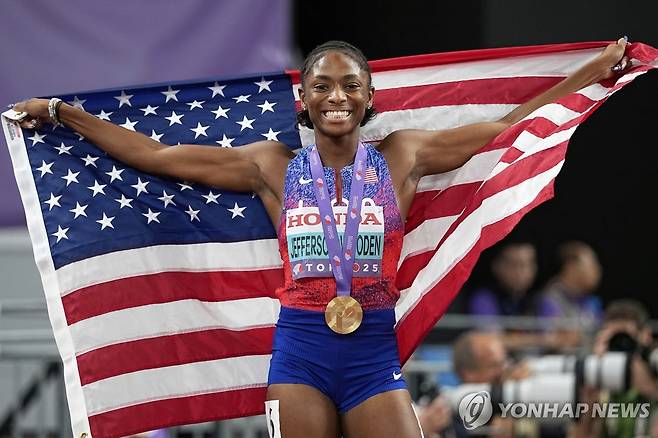 '단거리 스타 탄생' 제퍼슨, 100ｍ 이어 200ｍ도 우승 (도쿄 AP=연합뉴스) 제퍼슨이 19일 일본 도쿄 국립경기장에서 열린 2025 세계육상선수권 여자 200ｍ 결선에서 우승한 뒤 세리머니를 하고 있다.
