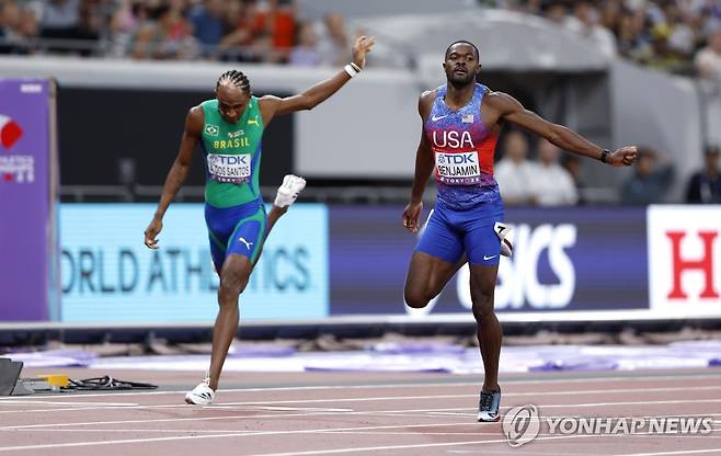 벤저민, 도쿄 세계선수권 남자 400ｍ 허들 우승 (도쿄 EPA=연합뉴스) 벤저민(오른쪽)이 19일 일본 도쿄 국립경기장에서 열린 2025 세계육상선수권대회 남자 400ｍ 허들 결선에서 가장 먼저 결승선을 통과하고 있다.