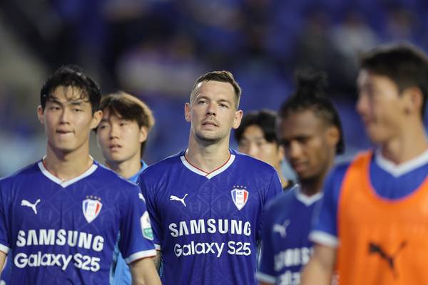 K리그2 수원삼성 일류첸코를 비롯한 선수들이 경남FC에 패배하면서 아쉬워하고 있다. 2025.9.20 /한국프로축구연맹 제공