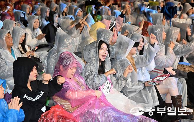 '2025 수원 통닭거리 축제' 첫날인 19일 시민들이 화성행궁 광장에서 축하 공연을 감상하고 있다. 김경민기자