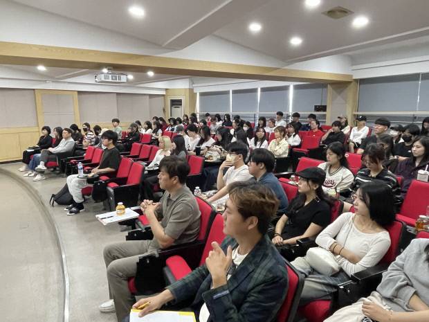 지난해 조선대에서 진행된 ‘아티스트 가이드’ 모습.<전남문화재단 제공>