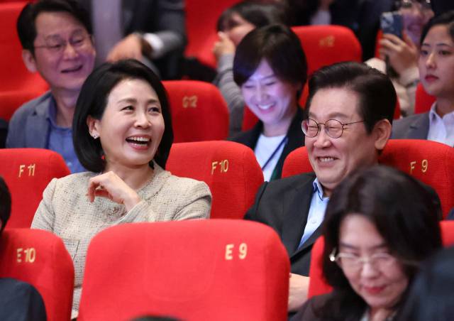 이재명 대통령과 김혜경 여사가 20일 부산 해운대구 영화의전당에서 열린 부산국제영화제 공식상영작 '극장의 시간들' 관객과의 대화에 참석해 있다. 연합뉴스