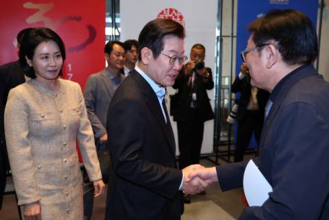 이재명 대통령이 20일 부산국제영화제 공식상영작 '극장의 시간들' 관람을 위해 방문한 부산 해운대구 영화의전당에서 박광수 영화제 이사장과 인사하고 있다. 연합뉴스