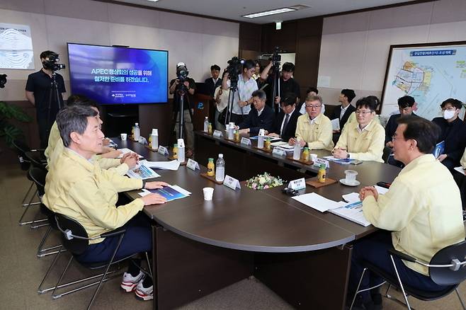▲ 포항시와 해양수산부가 19일 합동으로 영일만한 숙박 크루즈 운영지원 현장을 점검했다.