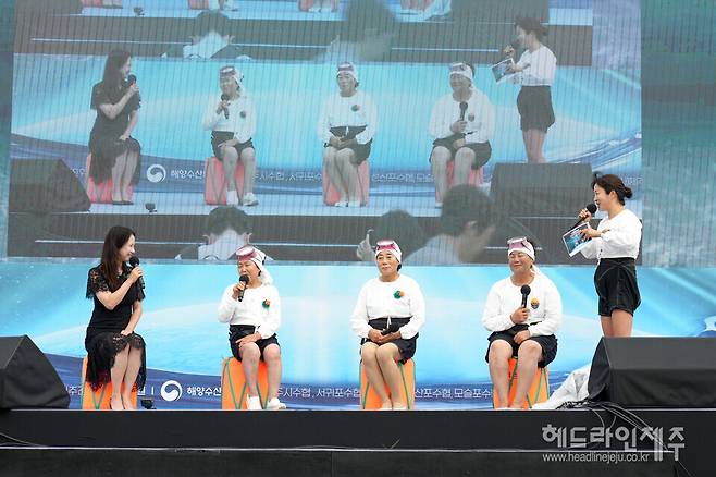 제주해녀 불턱쇼에 참여해 대화를 나누고 있는 배우 송지효.