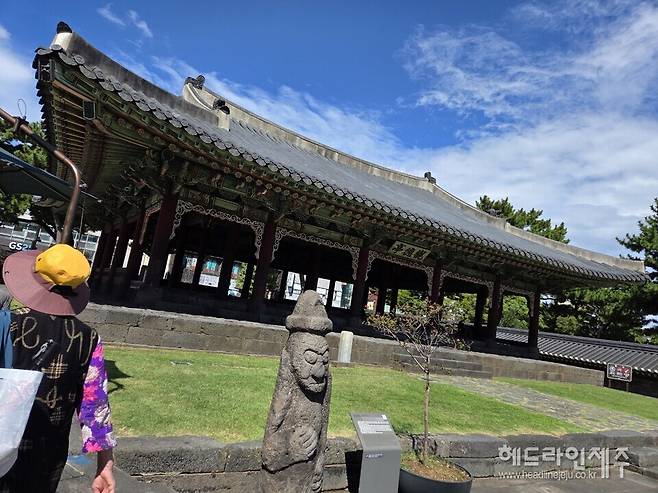 제주목관아 앞 관덕정.