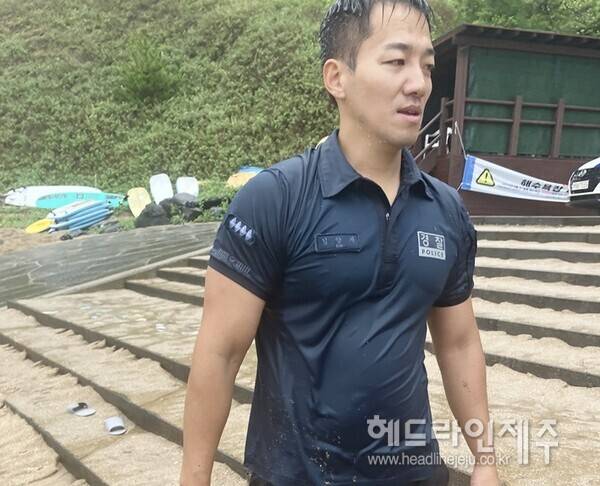 파도에 휩쓸린 20대를 구조한 서귀포경찰서 중문파출소 김양재 경사 (사진=제주경찰청)