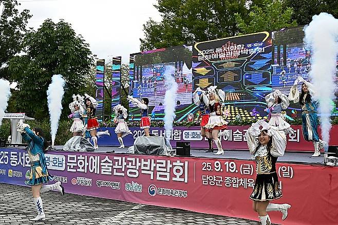 수도권 일극체제 극복에 힘을 모으고 동서 화합을 염원하기 위해 마련된 '2025 영호남 문화예술관광박람회'(이하 박람회) 전남 행사가 지난 19일부터 21일까지 진행된다. 지난해에 이어 두 번째인 이번 박람회의 전남 행사는 생태관광도시 1번지 담양군에서 열렸다. 20일 오전 담양군의 죽녹원 바로 앞 특설 무대에서 진행된 이번 행사는 무등일보와 영남일보가 주최·주관하고, 광주시·전남도·대구시·경북도가 후원한 박람회에는 영·호남 50여 지자체와 기관·단체가 참여해 80여 개 홍보부스를 운영했다. 개막식은 식전 공연을 시작으로 국민의례, 내빈 소개, 축사, 퍼포먼스, 부스 라운딩 순으로 진행됐다. 죽녹원을 찾은 많은 관광객과 지역민, 그리고 행사를 위해 광주·전남과 대구·경북에서 온 참가자들이 전남행사에 함께해 성황을 이뤘다. 사진은 이날 개막식에서 행사 축하공연을 하고 있는 호남대·대구대 연합 응원단의 치어리딩 퍼포먼스