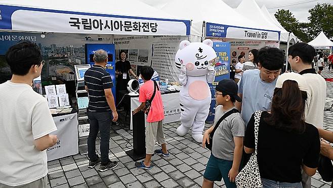 20일 오전에 열린 '2025 영호남 문화예술관광박람회' 전남행사 개막식에 참여한 관람객들이 개관 10주년을 맞은 국립아시아문화전당 부스에서 이벤트를 진행했다. 국립아시아문화전당은 이날 개관 10주년을 기념해 타이머를 10초에 정지하면 기념품을 제공했다.