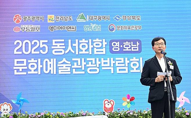 김종석 SRB무등일보 사장이 20일 오전에 열린 '2025 영호남 문화예술관광박람회' 전남행사 개막식 개막을 선언하고 있다.