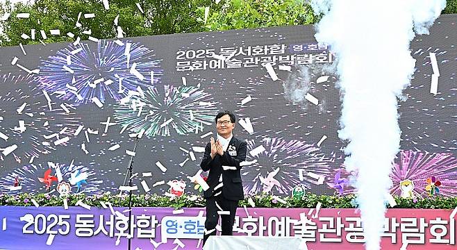 김종석 SRB무등일보 사장이 20일 오전에 열린 '2025 영호남 문화예술관광박람회' 전남행사 개막식 개막을 선언 후 참가자들에게 인사하고 있다.