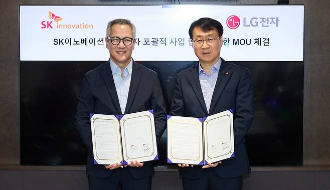 LG전자 ES사업본부장 이재성 부사장(사진 오른쪽)과 SK이노베이션 김무환 에너지솔루션 사업단장이 17일 서울 종로구 SK서린빌딩에서 ‘AI 데이터센터 에너지-­냉각 통합 솔루션 공동개발 및 사업화’를 위한 업무협약(MOU)을 체결했다. /사진=SK이노베이션 제공